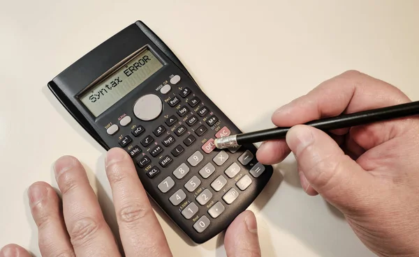 Ein Mann Der Auf Einem Schwarzen Wissenschaftlichen Rechner Mit Sntax — Stockfoto