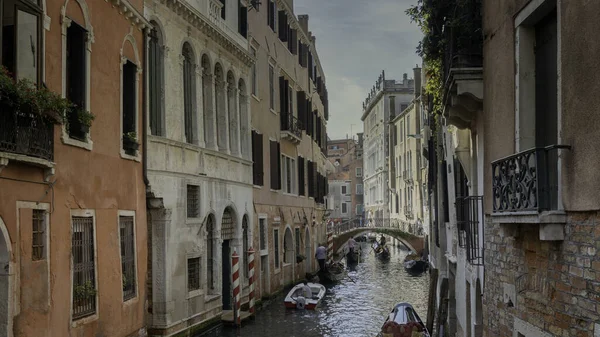 Лодки Мост Через Канал Красочные Здания Венеции Италии — стоковое фото