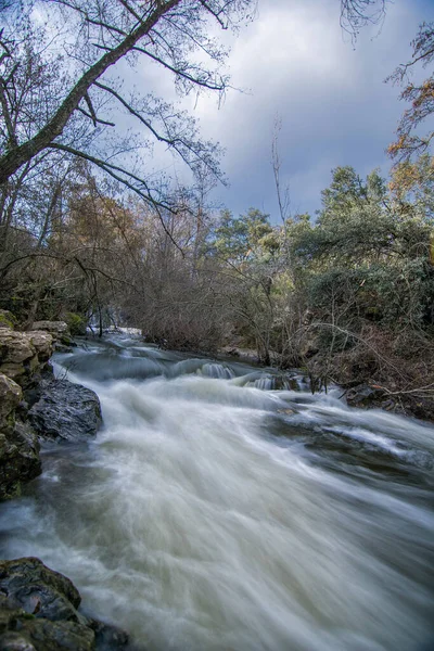 Vertical Shot River Long Exposure Surrounded Rocks Greenery Cloud — Stock Photo, Image