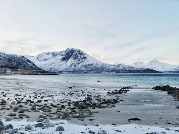 挪威特罗姆瑟Kvaloya海岸的高山美景 — 图库照片