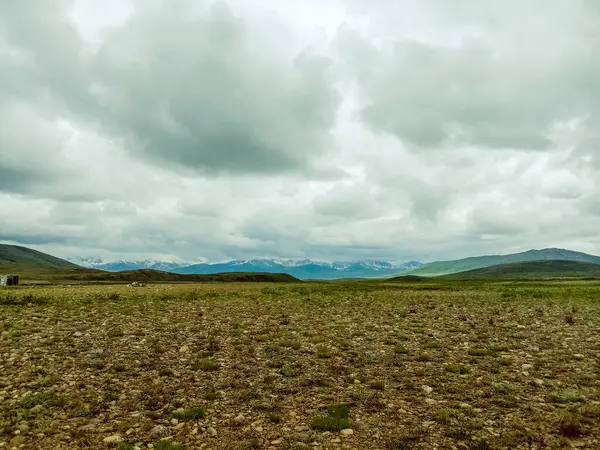 Una Hermosa Vista Del Campo Las Montañas Fondo Día Nublado —  Fotos de Stock