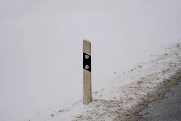 Una Señal Advertencia Madera Lado Carretera Cubierto Nieve — Foto de Stock