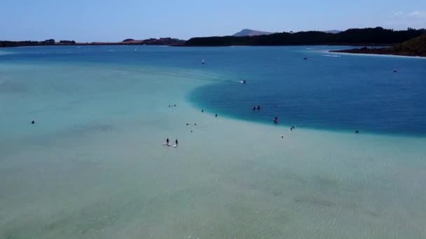 Mavi Deniz Suyuyla Güneşli Tropikal Cennet Adasında Beyaz Kumlu Deniz — Stok video