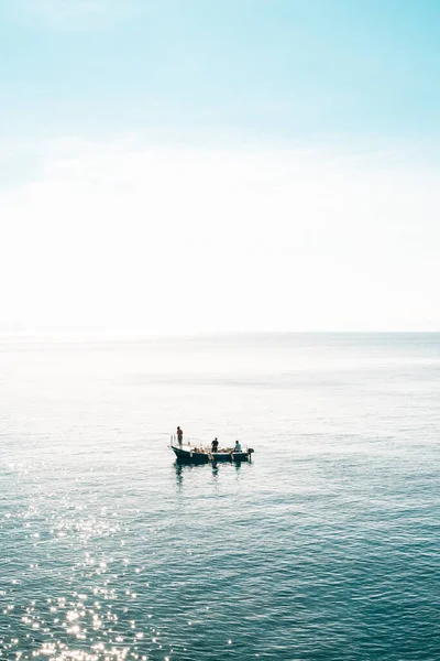 Eine Vertikale Aufnahme Eines Bootes Mit Touristen Meer Einem Sonnigen — Stockfoto