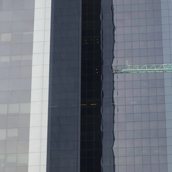 Arranha Céu Moderno Com Janelas Vidro Com Guindaste Construção Perto — Fotografia de Stock