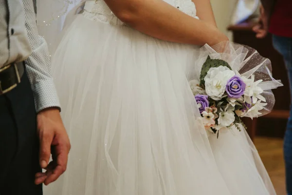 Beautiful Shot Bridegroom Bride Hands Beautiful Bouquet — Stock Photo, Image