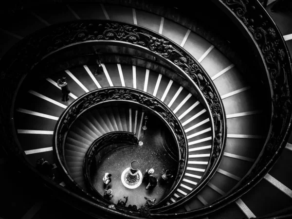 Szary Kadr Okrągłych Spiralnych Schodów — Zdjęcie stockowe