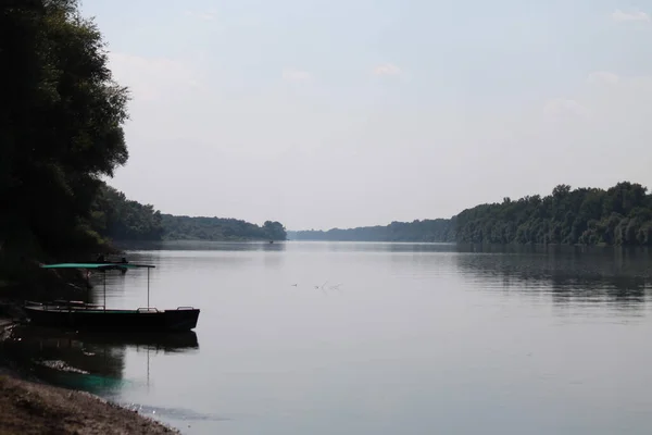 Tiro Hipnotizante Belo Lago Cercado Por Árvores Sob Céu Limpo — Fotografia de Stock
