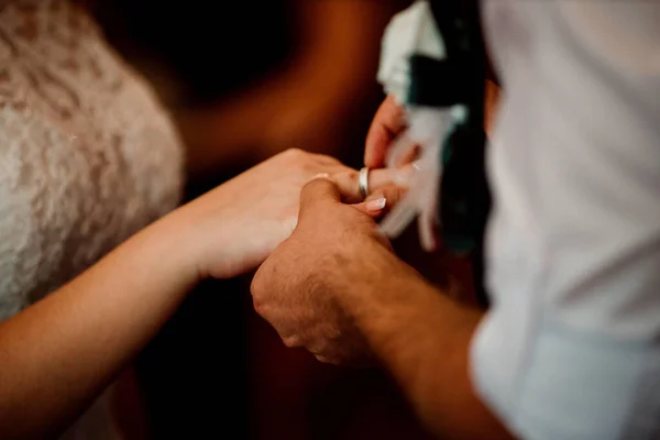 Primo Piano Delle Mani Uno Sposo Che Mette Anello Della — Foto Stock