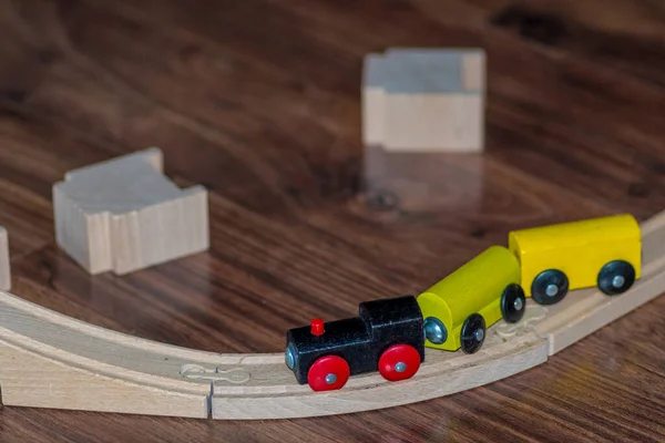 铁轨上木制玩具火车的一个有选择的焦点 — 图库照片
