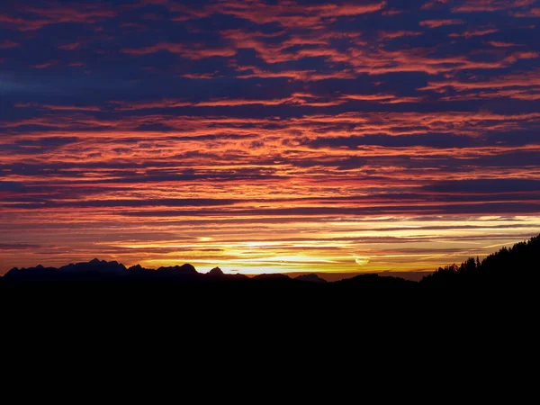 Niski Kąt Ujęcia Zapierającego Dech Piersiach Zachodu Słońca Sylwetką Gór — Zdjęcie stockowe