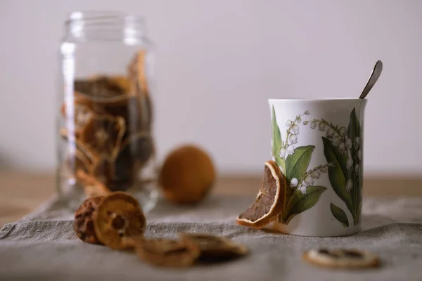 柠檬茶织物表面白色杯子中的柠檬干茶的精选焦点 — 图库照片
