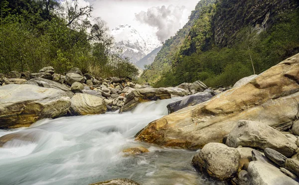 Rio Que Flui Montanha Contra Céu Nublado — Fotografia de Stock
