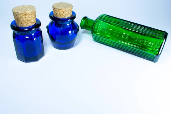 Τρία Διαφορετικά Σχήματα Vintage Άδεια Μπουκάλια Πώματα Φελλού Και Λευκό — Φωτογραφία Αρχείου