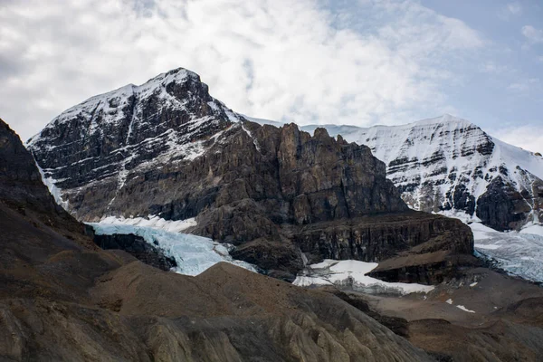 Hermoso Tiro Montañas Nevadas Bajo Nublado —  Fotos de Stock