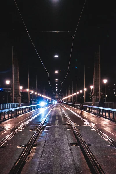 Camino Nocturno Iluminado Con Farolas Ambos Lados — Foto de Stock