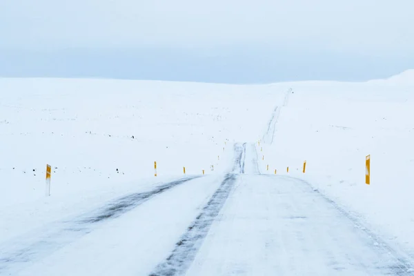 Uma Bela Vista Uma Estrada Congelada Com Neve Todos Lugares — Fotografia de Stock