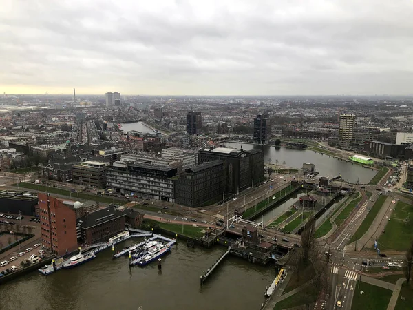 荷兰鹿特丹市有运河和公路的城市景观的空中景观 — 图库照片