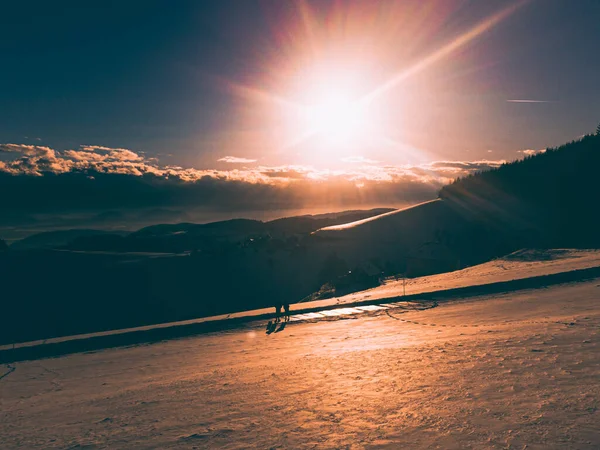 Impresionante Puesta Sol Las Montañas Cubiertas Nieve —  Fotos de Stock