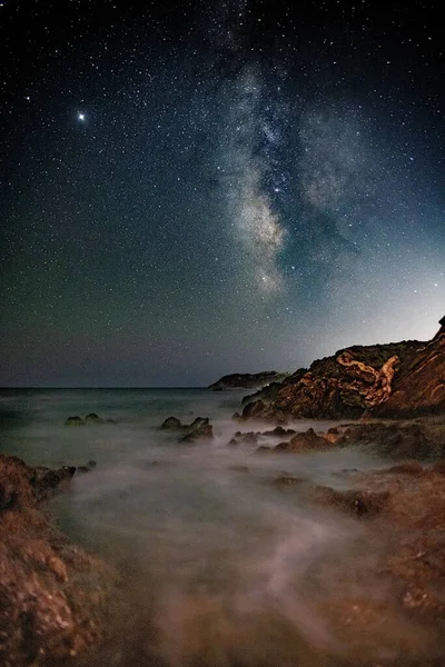 Ein Atemberaubender Blick Auf Eine Felsige Küste Unter Einem Wunderschönen — Stockfoto