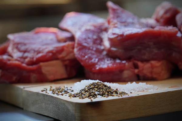 Gros Plan Sel Épices Sur Une Planche Bois Avec Viande — Photo