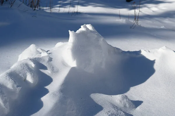 Bel Colpo Neve Che Copre Terreno Alla Luce Del Sole — Foto Stock