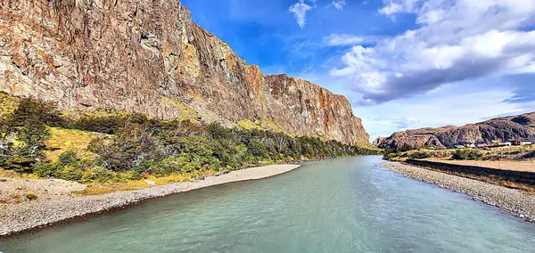 Una Vista Affascinante Fiume Circondato Montagne Rocciose — Foto Stock