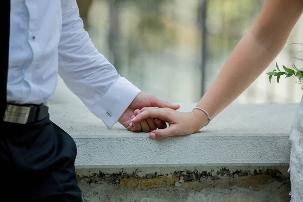 Una Mano Dello Sposo Che Tiene Mano Della Sposa Sullo — Foto Stock