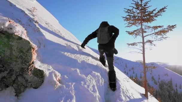 Långsam Rörelse Vandrare Försiktigt Klättra Snöiga Berget Den Blå Himlen — Stockvideo