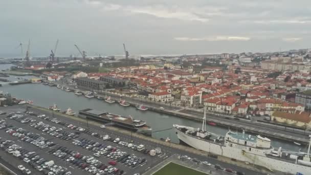 Blick Auf Den Hafen Mit Den Geparkten Booten Nahe Der — Stockvideo