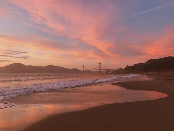 Een Majestueus Roze Zonsondergang Wolkenlandschap Golvend Zeewater Met Golden Gate — Stockfoto
