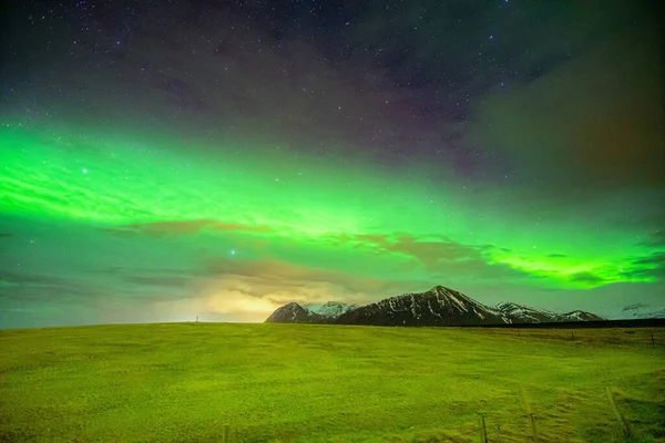 Ein Atemberaubender Blick Auf Polarlichter Über Das Feld Und Die — Stockfoto