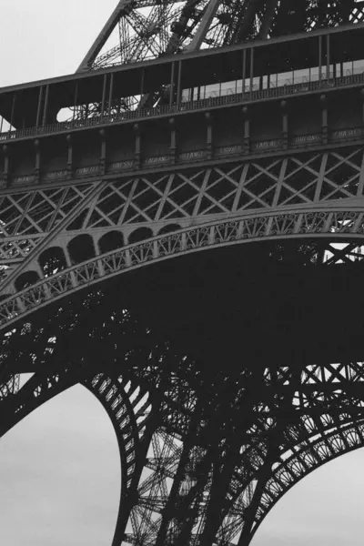Eine Vertikale Graustufenaufnahme Des Mittelabschnitts Des Eiffelturms — Stockfoto