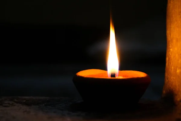 Nahaufnahme Einer Brennenden Kerze Auf Dem Balco — Stockfoto