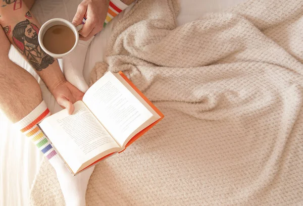 Bovenaanzicht Van Een Getatoeëerde Man Regenboogsokken Die Morgens Koffie Drinkt — Stockfoto