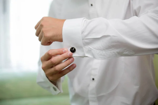 Tiro Perto Das Mãos Macho Fixando Punho Punho Sua Camisa — Fotografia de Stock