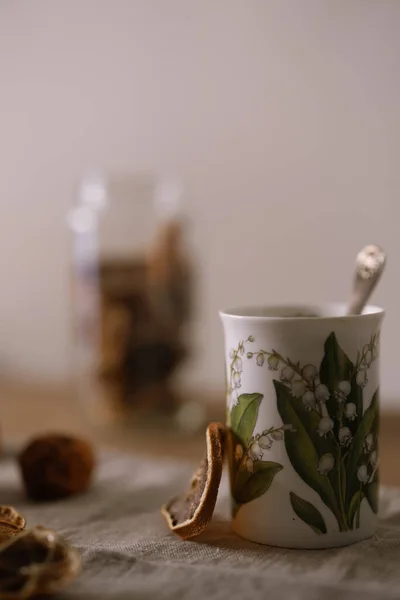 Pionowe Wybiórcze Ognisko Suszonej Herbaty Cytrynowej Białym Kubku Powierzchni Tkaniny — Zdjęcie stockowe