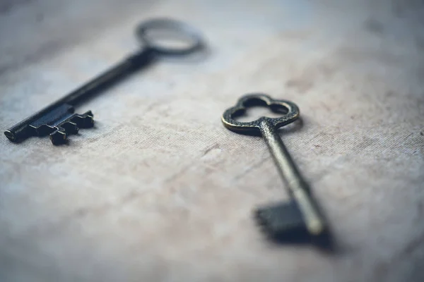 Een Close Van Antieke Sleutels Een Houten Ondergrond — Stockfoto