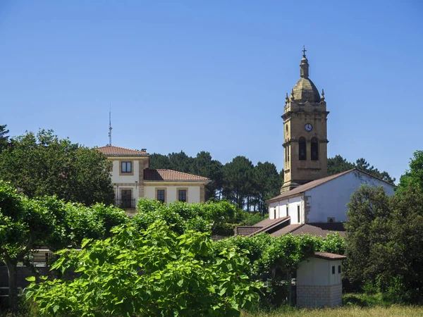 Een Klokje Toren Van Een Kerk Met Een Klok Erop — Stockfoto