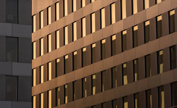 Gyönyörű Kép Egy Modern Épület Homlokzatáról Üveggel Tükörképpel — Stock Fotó