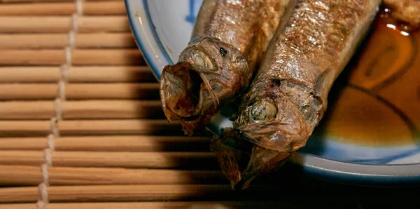 用酱油炒成的一盘日本风味的鱼 — 图库照片