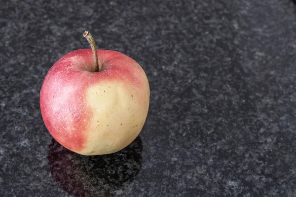 Nahaufnahme Eines Reifen Apfels Auf Einem Küchentisch — Stockfoto