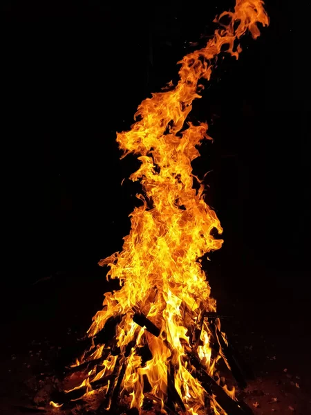 Karanlık Arka Planda Bir Kamp Ateşinin Dikey Çekimi — Stok fotoğraf