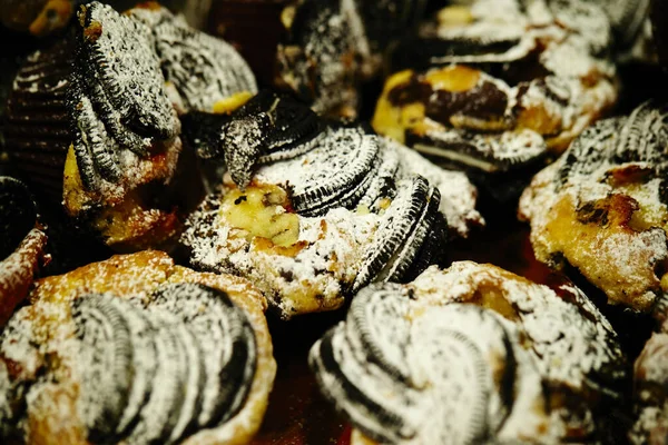 Sebuah Closeup Dari Kue Goreng Dan Kue Krim Tertutup Gula — Stok Foto