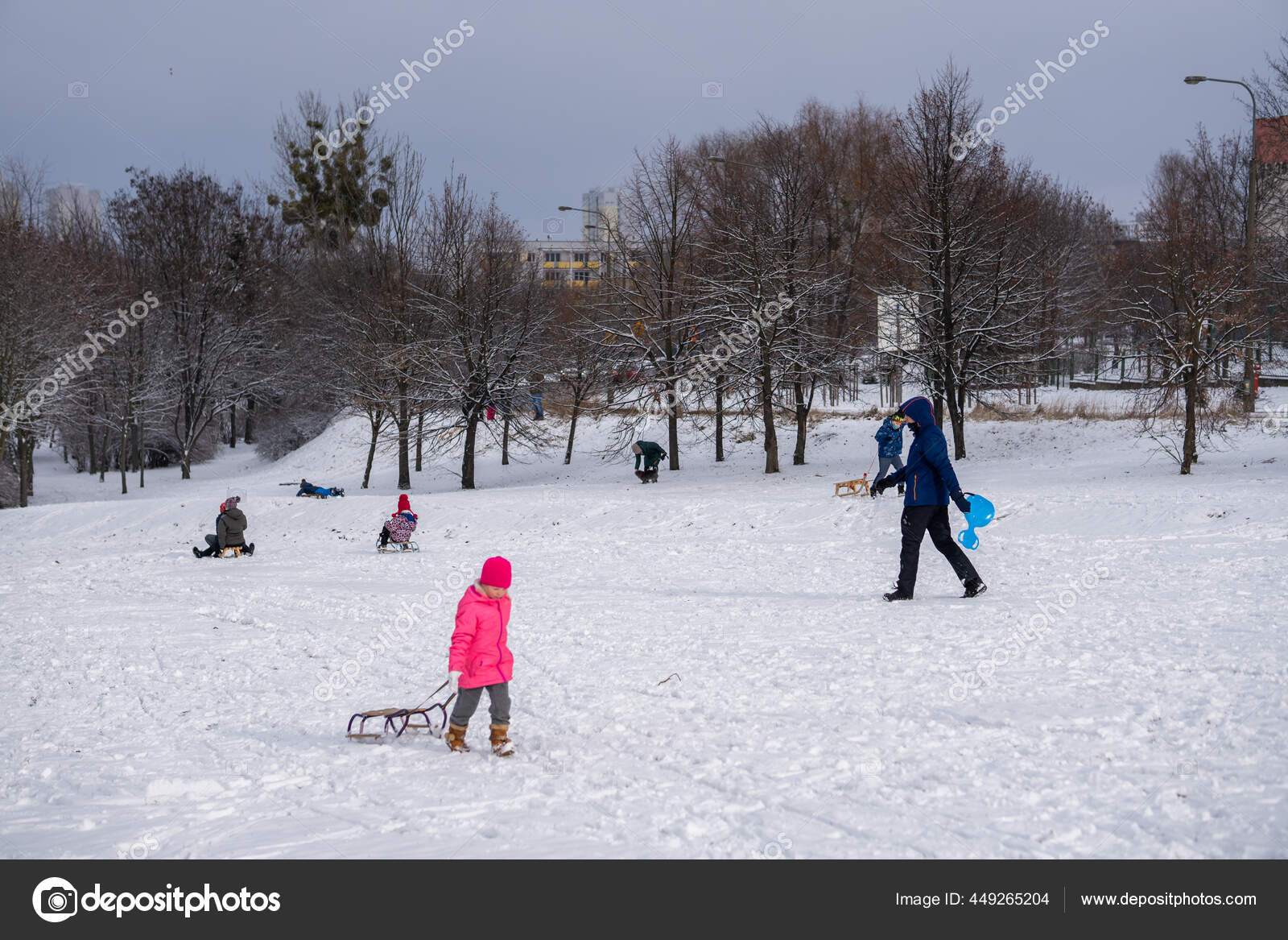 Poznan Polonia Gennaio 2021 Bambini Adulti Divertono Con Neve