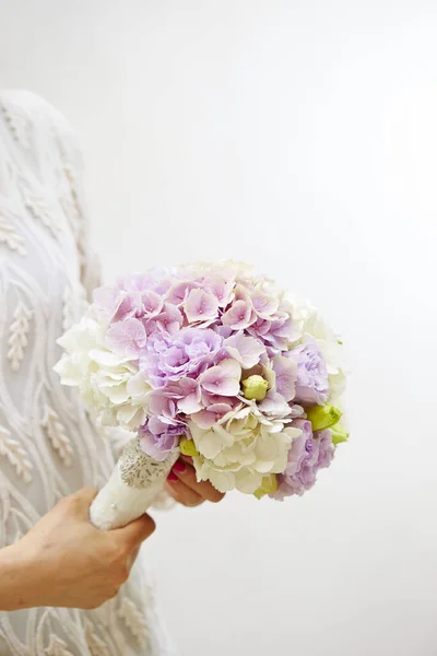 Eine Vertikale Aufnahme Einer Braut Mit Einem Zarten Rosafarbenen Hortensienstrauß — Stockfoto