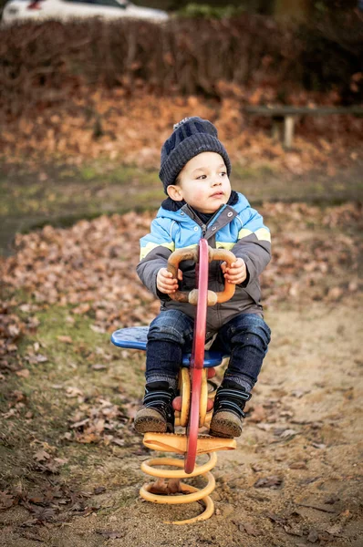 2016年12月28日 公園で春のスイングに座っている若い男の子 — ストック写真