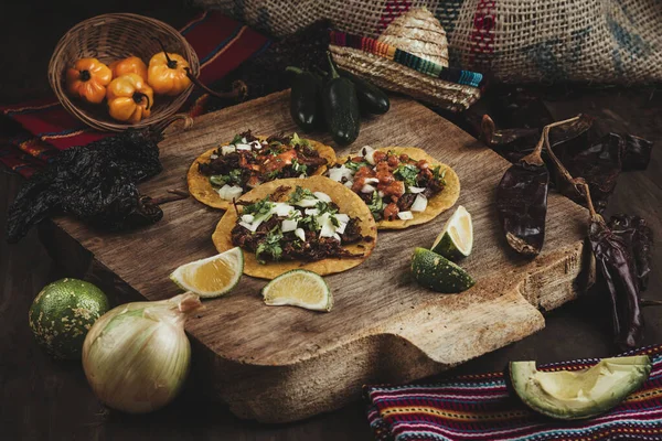 Egy Közelkép Finom Mexikói Taco Marhahússal Sajttal Zöldséggel Vágódeszkán — Stock Fotó