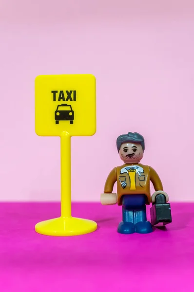 Poznan Poland Feb 2021 노란색 칠판을 가방을 배경에서 택시를 기다리고 — 스톡 사진
