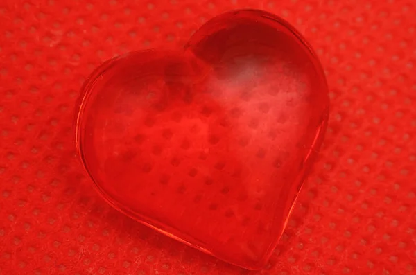 Kırmızı Bir Yüzeyde Kırmızı Bir Kalbin Yakın Plan Çekimi — Stok fotoğraf